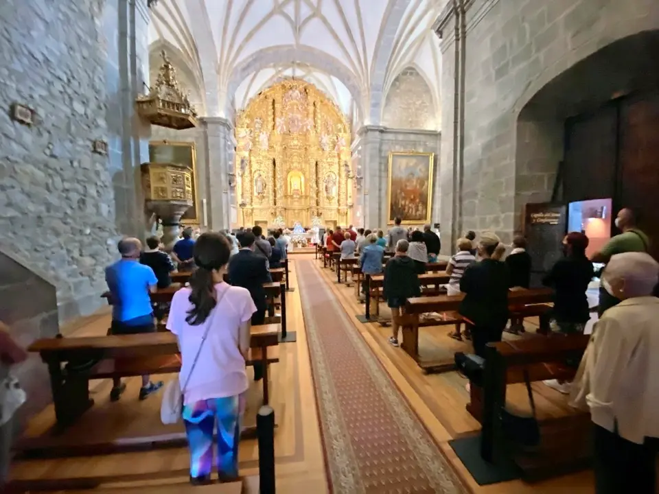 Una de las misas celebradas ayer en el santuario de la Bien Aparecida, donde el aforo estuvo limitado a 86 personas. En total hubo seis misas, una cada dos horas desde las ocho de la ma&ntilde;ana hasta las seis de la tarde. / to&ntilde;o ruiz garmendia