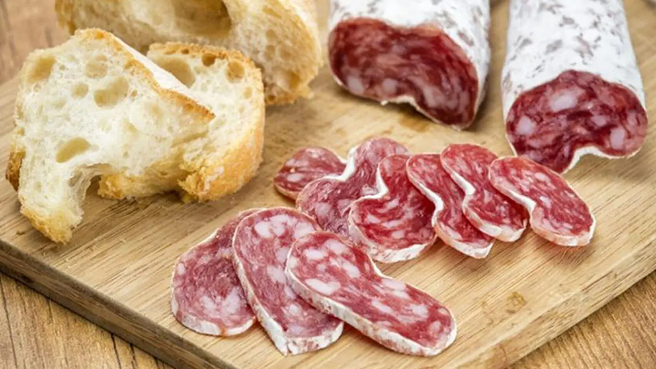 El fuet est&aacute; fabricado por la empresa catalana Embutidos Sola.