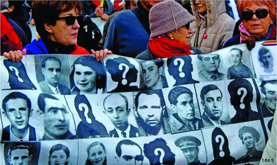 Un grupo de personas protestan en defensa de las v&iacute;ctimas del franquismo. / EFE