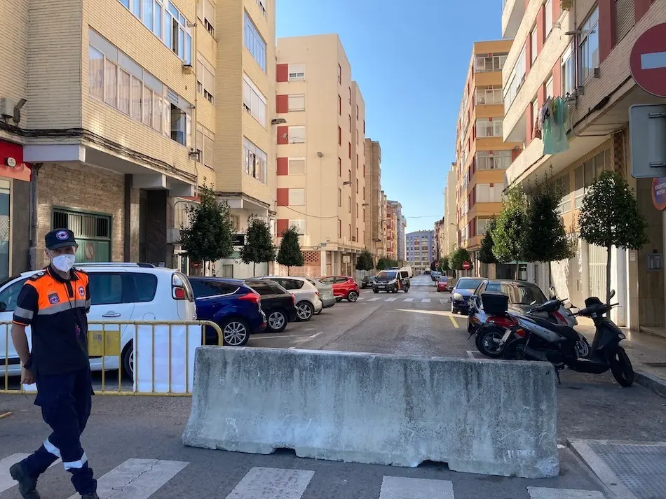 Barrera en la calle Bonifacio del Castillo en el Barrio de la Inmobiliaria, Torrelavega. / M.D.