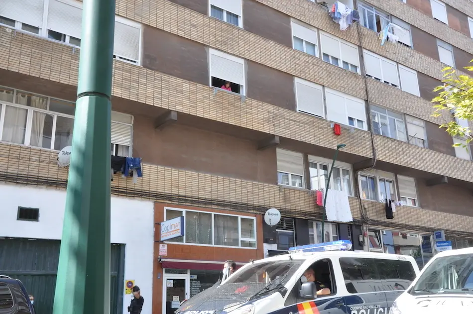 La polic&iacute;a en la calle Casimiro Saiz en el barrio de La Inmobiliaria en Torrelavega. / S.D.