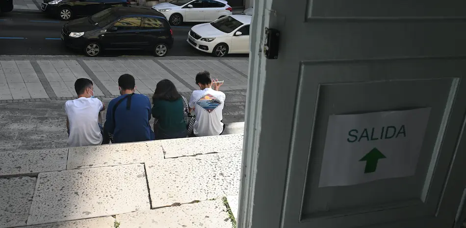 Alumnos de secundaria en el Instituto Santa Clara en Santander. / HARDY / ALERTA