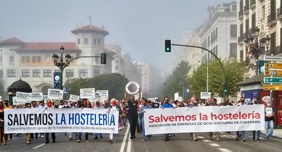 Alrededor de medio millar de empresarios y trabajadores de la hosteler&iacute;a se han manifestado hoy en Santander para protestar por el cierre del ocio nocturno y pedir ayudas al sector, entre las que se incluyen la eliminaci&oacute;n de las tasas municipales y medidas para permitir la "apertura viable" de los establecimientos. EFE/ Rom&aacute;n G. Aguilera