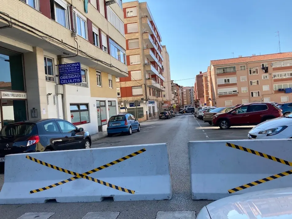 Barreras en la entrada del barrio de La Inmobiliaria. / M.D.