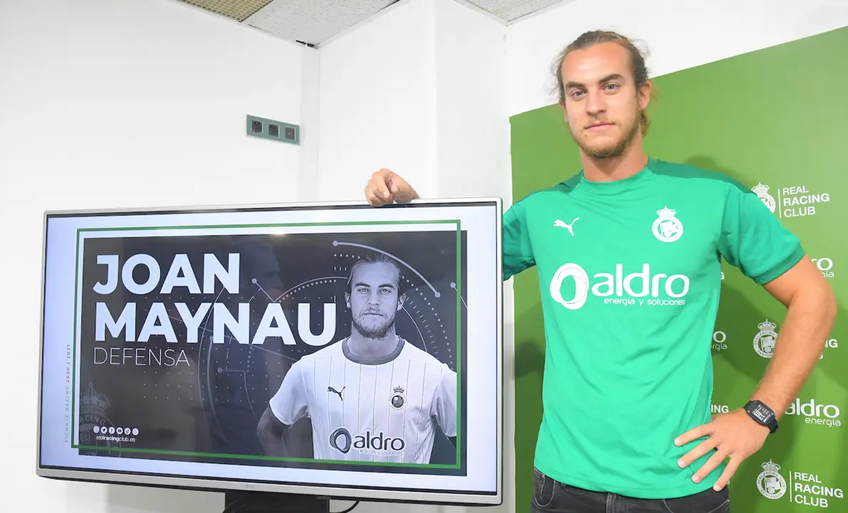 La &uacute;ltima incorporaci&oacute;n, hasta la fecha, del Racing de Santander, el futbolista catal&aacute;n Joan Maynau posa para el fot&oacute;grafo de ALERTA. / HARDY