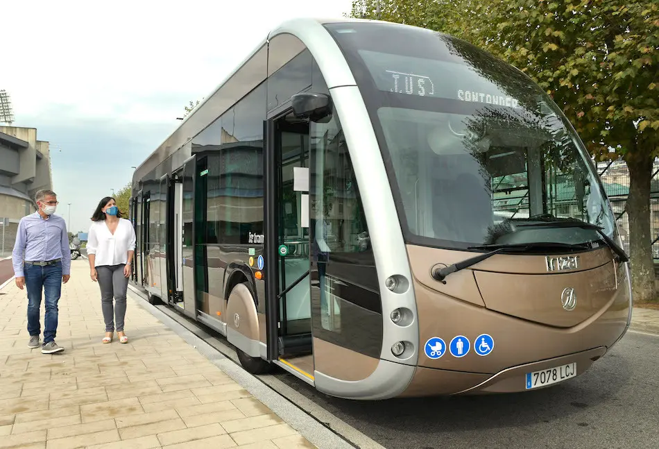 La alcaldesa de Santander, Gema Igual junto al autob&uacute;s 100% el&eacute;ctrico.