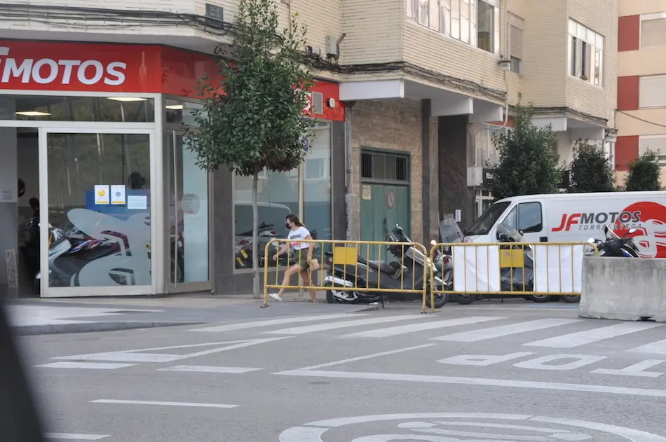 Una mujer saliendo hoy del Barrio de La Inmobiliria en Torrelavega. / S.D.