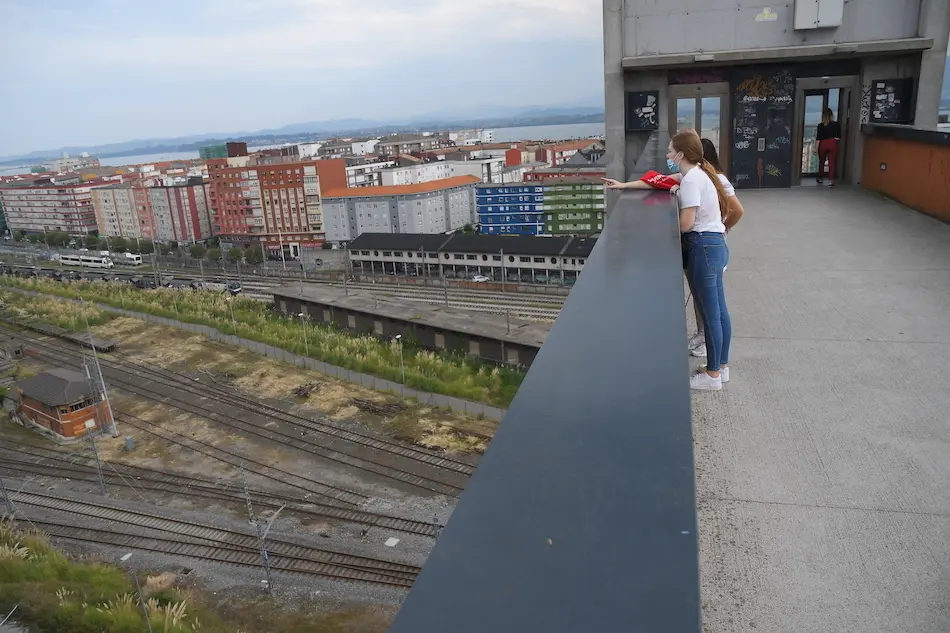 Dos jovenes observan el lugar donde han encontrado los restos humanos. / HARDY