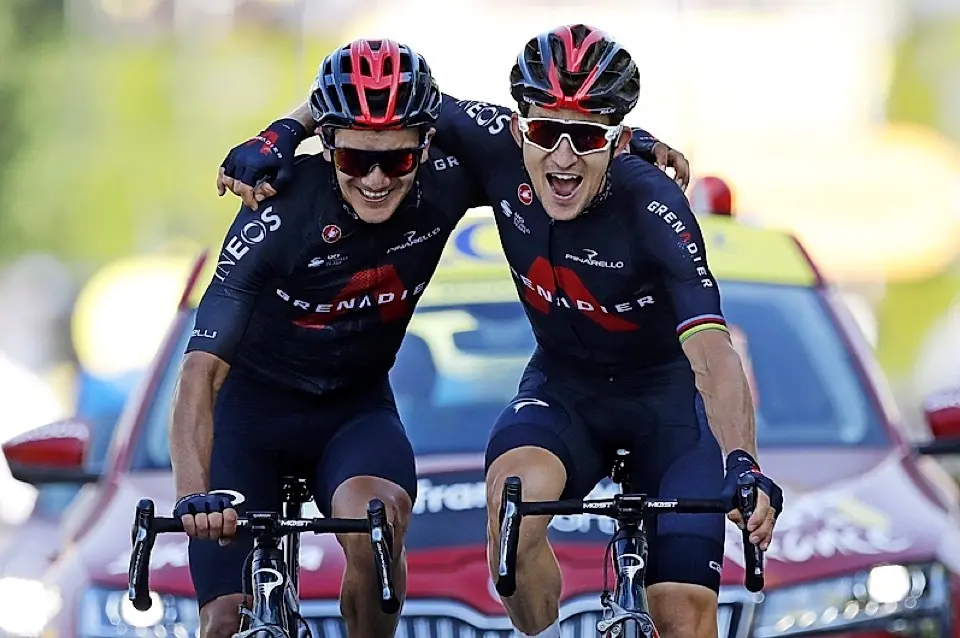 Richard Carapaz y Michal Kwiatkowski llegan abrazados a la l&iacute;nea de meta. / EFE