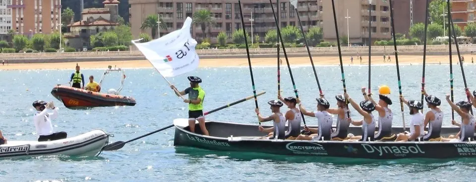 Joseba Fern&aacute;ndez, desde la zodiac, sacando una foto a su tripulaci&oacute;n tras proclamarse campe&oacute;n de liga.