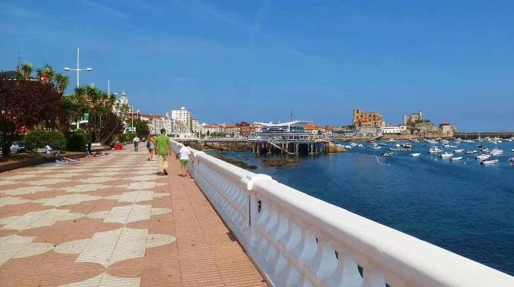 Paseo Mar&iacute;timo de Castro Urdiales.