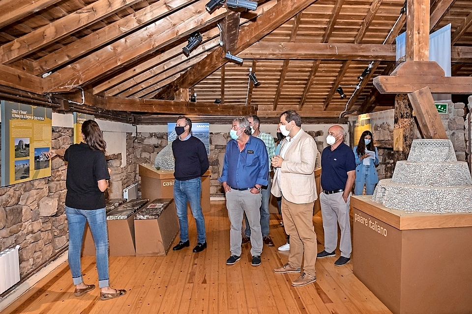 Visita del consejero de Desarrollo rural al Centro de Visitantes de La Piedra en Seco en el municipio de Valderredible. / alertae