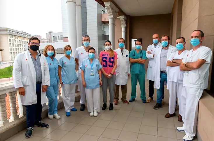 Parte del equipo de trasplante cardiaco de Valdecilla junto a la paciente trasplantada. / Miguel L&oacute;pez