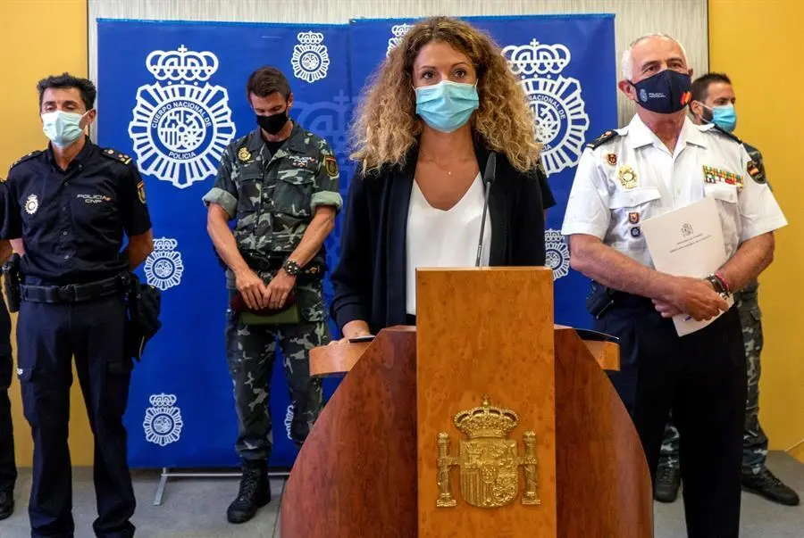 La delegada del gobierno en Cantabria, Ainhoa Qui&ntilde;ones (c), junto al comisario de la polic&iacute;a nacional, Moreno Garc&iacute;a (d), durante la rueda de prensa ofrecida este viernes para dar detalles sobre la investigaci&oacute;n en relaci&oacute;n al cad&aacute;ver hallado ayer en Santander.EFE/ Rom&aacute;n G. Aguilera