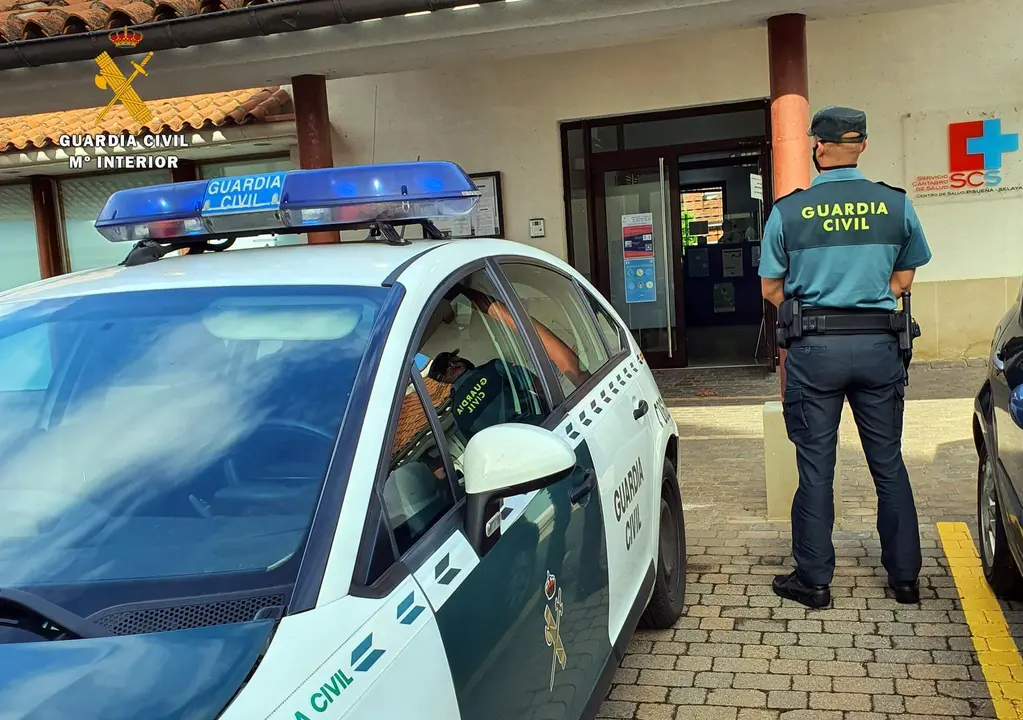 La Guardia Civil en el Centro de Salud de Selaya.