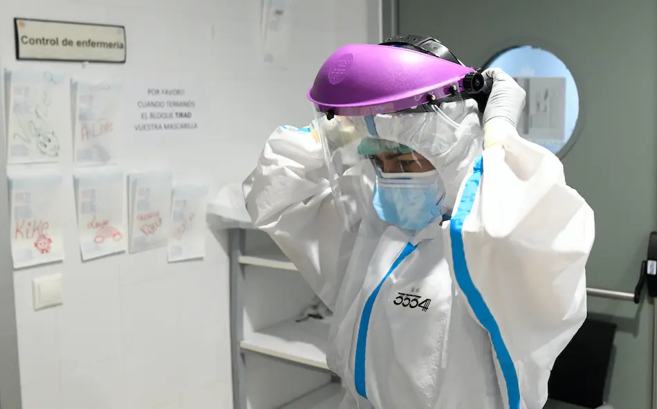 Una enfermera en la UCI del Hospital Marqu&eacute;s de Valdecilla. / HARDY / ALERTA