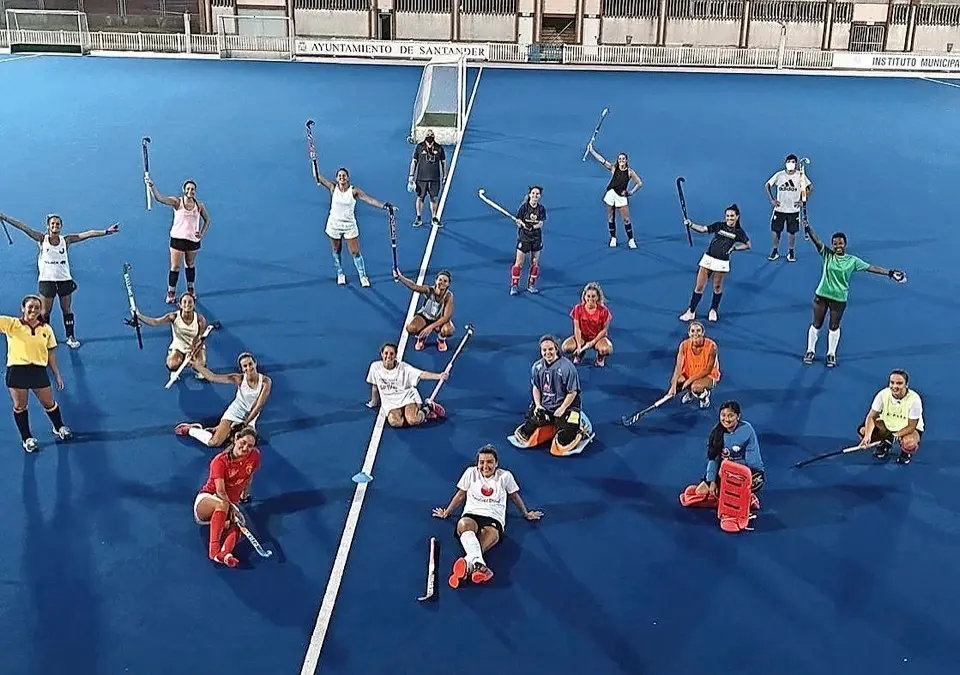 Las chicas del Sardinero H.C. tras un entrenamiento en La Albericia. / ALERTA