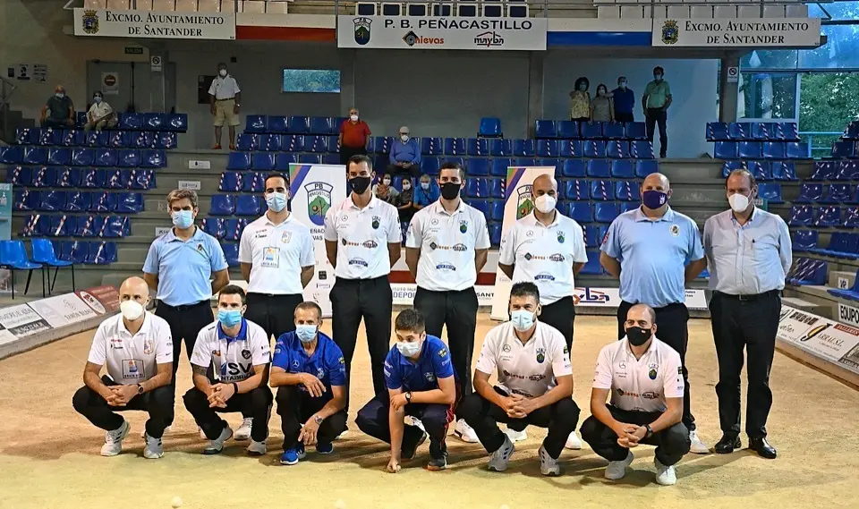 Jugadores, organizador y patrocinador, &aacute;rbitros y armadores, ayer en la Mateo Grijuela. / Hardy