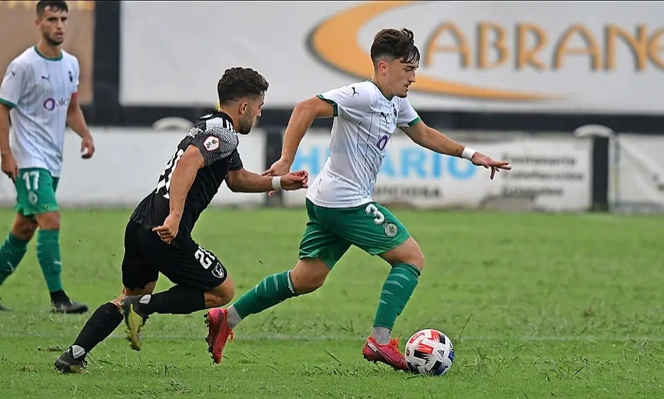 Ceballos avanza con bal&oacute;n ante la presi&oacute;n de un jugador del Lealtad. / Hardy