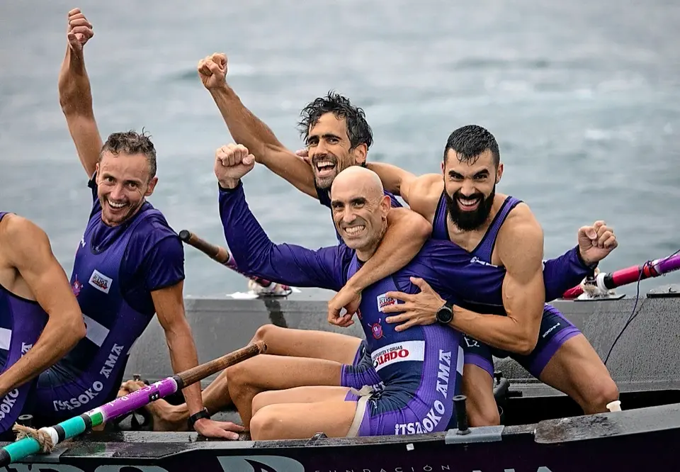 Los remeros de la &lsquo;Sotera&rsquo; celebran la victoria. / euskolabel liga