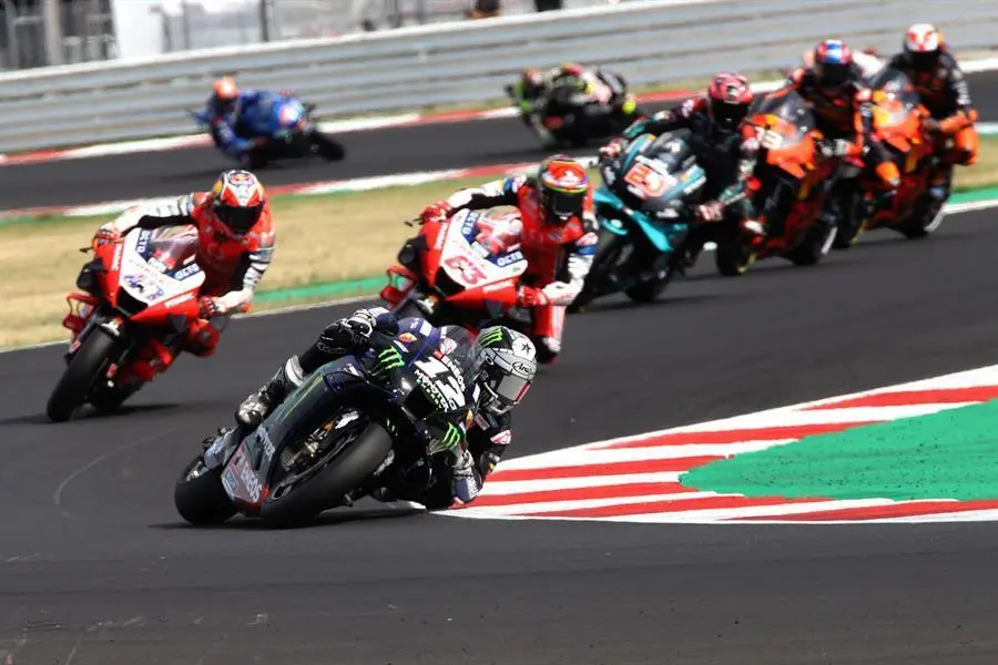 El piloto espa&ntilde;ol Maverick Vinales de Monster Energy Yamaha lidera la acci&oacute;n durante la carrera de MotoGP del Gran Premio de Motociclismo de Emilia Romagna y Riviera Di Rimini en el Circuito Mundial de Misano Marco Simoncelli, en Misano, Italia, 20 de septiembre de 2020 (Motociclismo, Ciclismo, Italia). EFE / EPA / PASQUALE BOVE