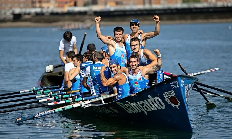 Los remeros de la &lsquo;Enbata&rsquo; de Zarautz celebran su victoria de ayer y la consumaci&oacute;n de que seguir&aacute;n un a&ntilde;o m&aacute;s en la ACT. / euskolabel liga