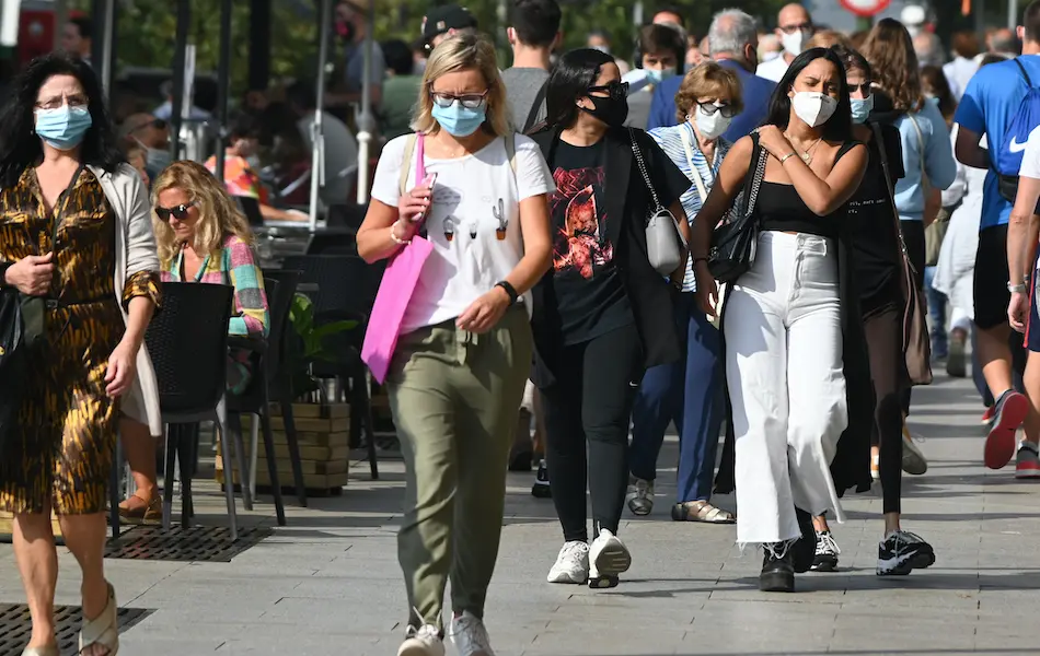Varias personas del Paseo Pereda de Santander. / HARDY / ALERTA