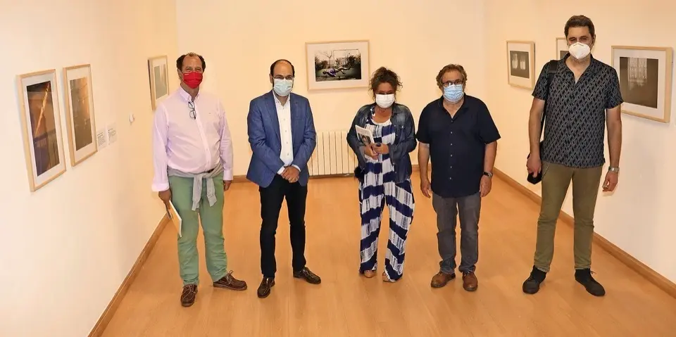 Participantes en la inauguraci&oacute;n de la exposici&oacute;n. / alerta