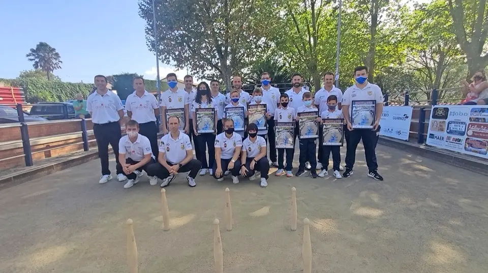 El equipo de Divisi&oacute;n de Honor de la Pe&ntilde;a Los Remedios rindi&oacute; un homenaje a los alevines y benjamines de la Escuela Astillero-Guarnizo, que han ganado la Liga Regional. A este bonito acto se sumaron tambi&eacute;n los jugadores de la Pe&ntilde;a Hermanos Borbolla Villa de Noja, que ayer por la ma&ntilde;ana visit&oacute; Muslera.
