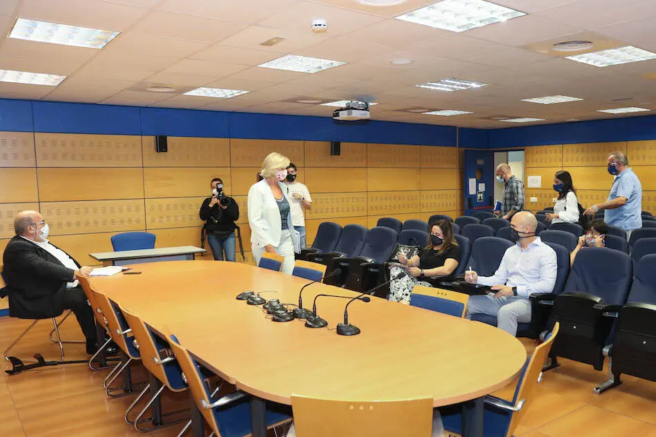 La consejera de Educaci&oacute;n, Formaci&oacute;n Profesional y Turismo, Marina Lomb&oacute;, se re&uacute;ne con la Junta de Personal Docente.