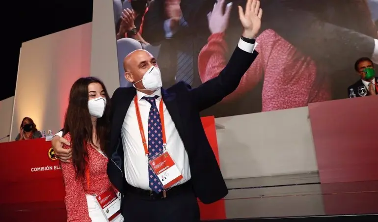 Luis Rubiales junto a su hija tras ser reelegido presidente de la RFEF para los pr&oacute;ximos cuatro a&ntilde;os - RFEF