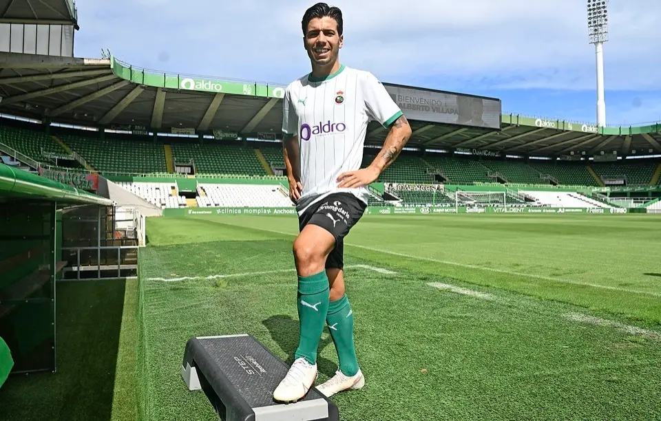 Mart&iacute;n Solar, que tendr&aacute; ficha del primer equipo, mostrando ayer el logotipo de Dromedario en el pantal&oacute;n. / hardy