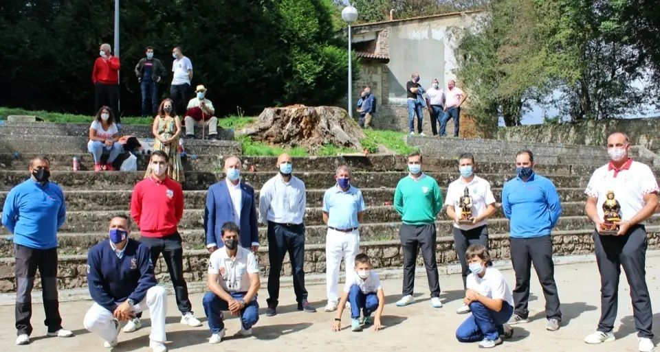 Los cuatro primeros clasificados, junto a las autoridades municipales, organizadores, &aacute;rbitros y armadores, ayer en Reinosa tras la entrega de premios.