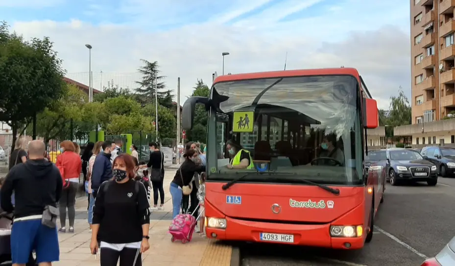 Un autob&uacute;s llega al colegio Menendez Pelayo en el Zapat&oacute;n, Torrelavega. / S.D.