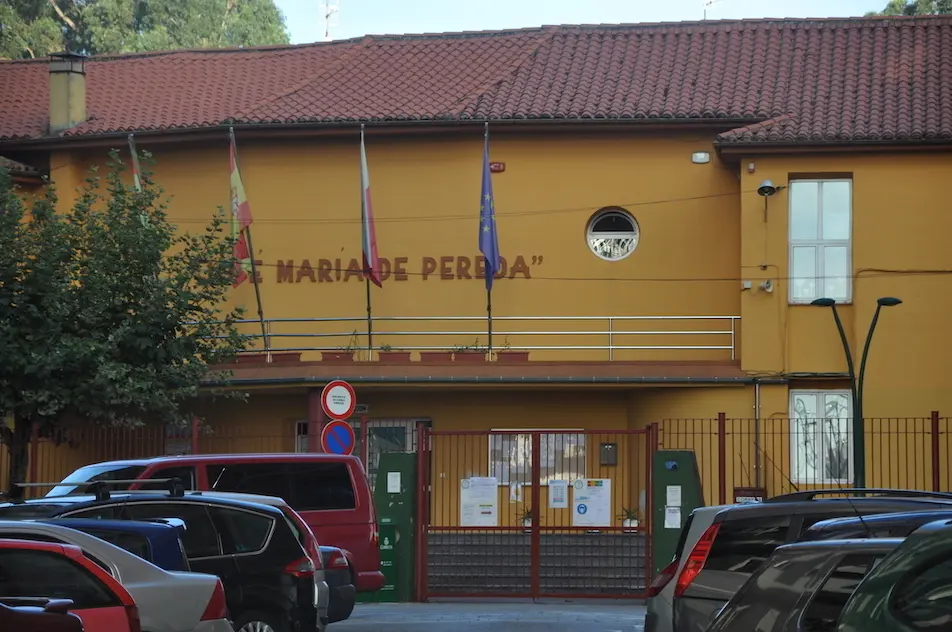 El CEIP Jos&eacute; Mar&iacute;a Pereda de Torrelavega que permanece cerrado. / S.D.