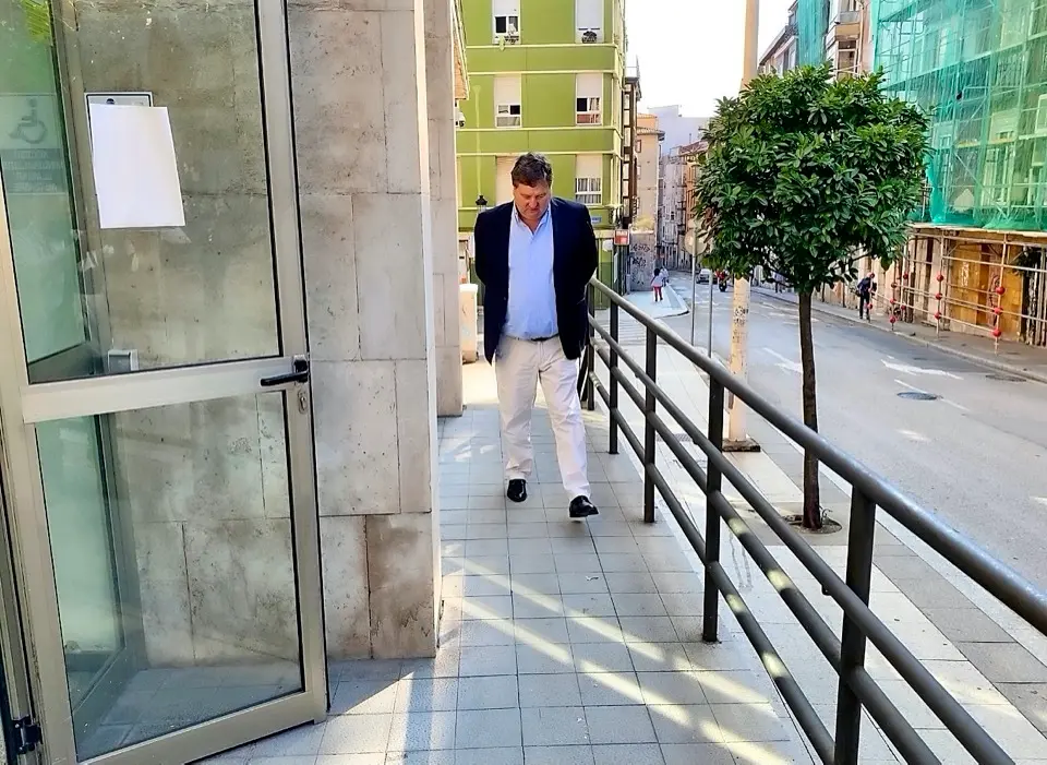 El alcalde de Santa Mar&iacute;a de Cay&oacute;n, Gast&oacute;n G&oacute;mez a su  llegada al Juzgado de lo Penal n&ordm; 4 de Santander. / Hardy