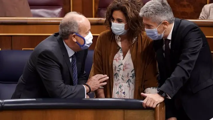 El ministro de Justicia, Juan Carlos Campo, habla con el ministro del Interior, Fernando Grande-Marlaska - POOL