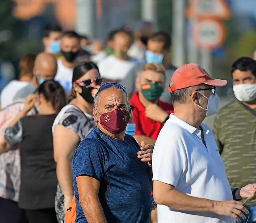 Minutos antes de abrirse las taquillas ya hab&iacute;a ayer una cola importante de abonados demandando una entrada. / Hardy