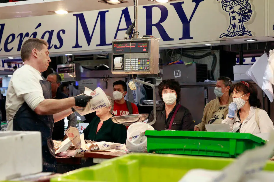 Varias personas son atendidas en el Mercado de la Esperanza en Santander. / J.R.