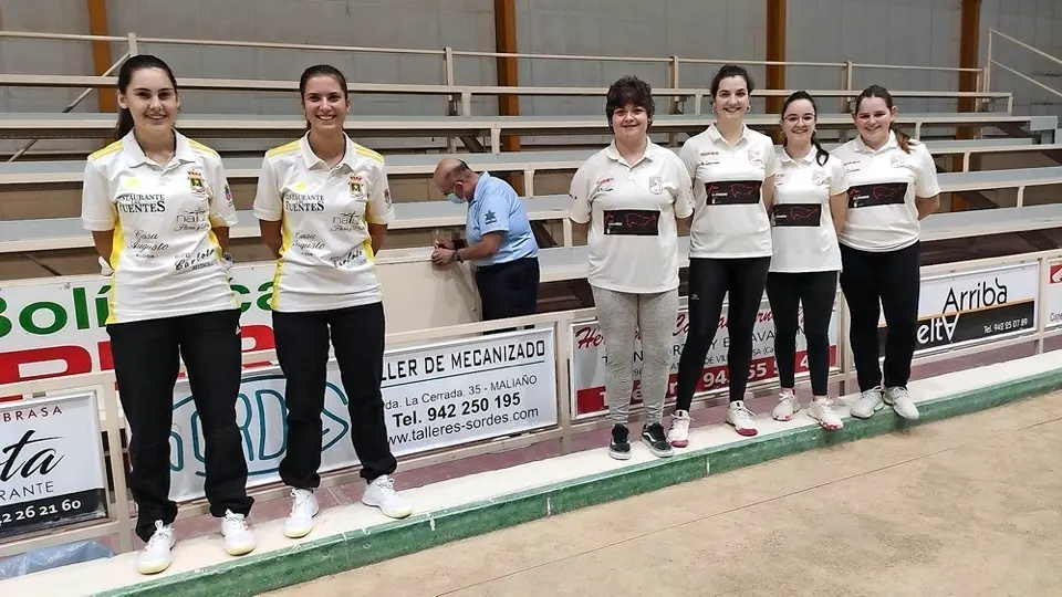 Miriam Ortiz y Marta Castillo, de la Pe&ntilde;a Campoo de Yuso; y Rebeca Bustara, Cristina Cabielles, Noem&iacute; Pelayo y Blanca Ruiz, de la Pe&ntilde;a El Pendo Camargo, ayer en la bolera El Parque de Malia&ntilde;o. En el centro, el colegiado Ignacio Zorrilla rellenando el acta.