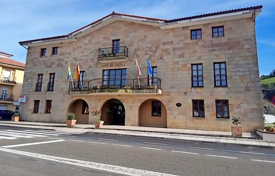 Fachada del Ayuntamiento de Hazas de Cesto. / alerta