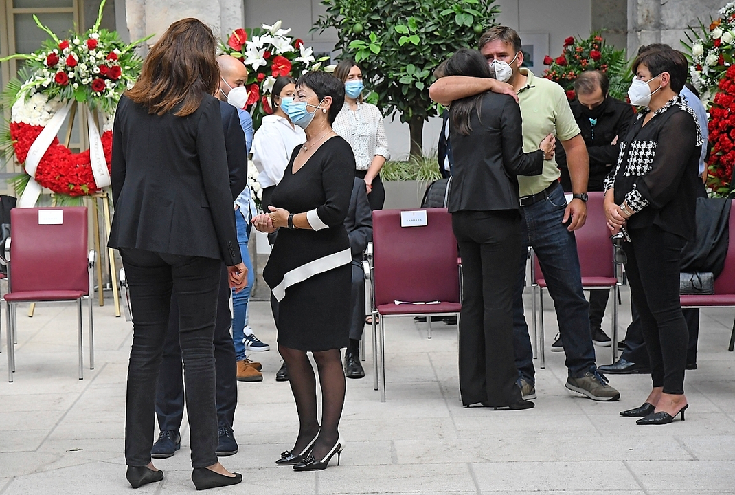 Instantes vividos en la capilla ardiente en el Parlamento de Cantabria. / Hardy