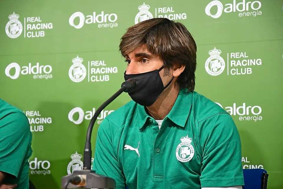 Pedro Men&eacute;ndez, explicando ayer el fichaje de Soko. / Hardy