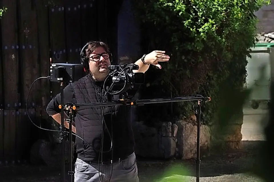 El director c&aacute;ntabro, Richard Zubelzu, durante un rodaje. / ALERTA