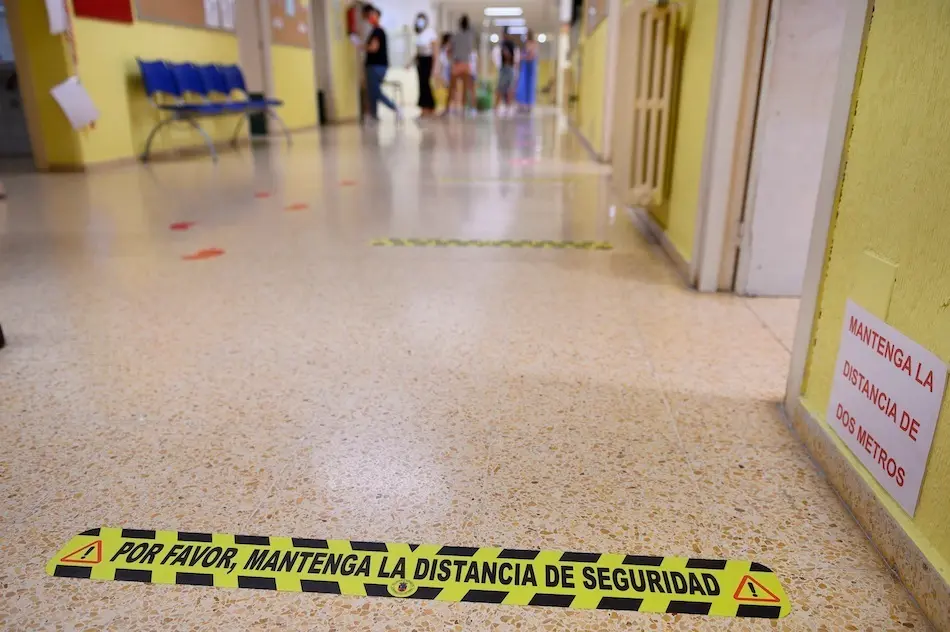 GRAF092. SANTANDER, 05/09/2020.- Vista este sábado de algunas de las medidas de seguridad que ha implantado el colegio María Sanz de Satuola de Santander para la vuelta a las clases el próximo día 7 de septiembre. EFE/Pedro Puente Hoyos

