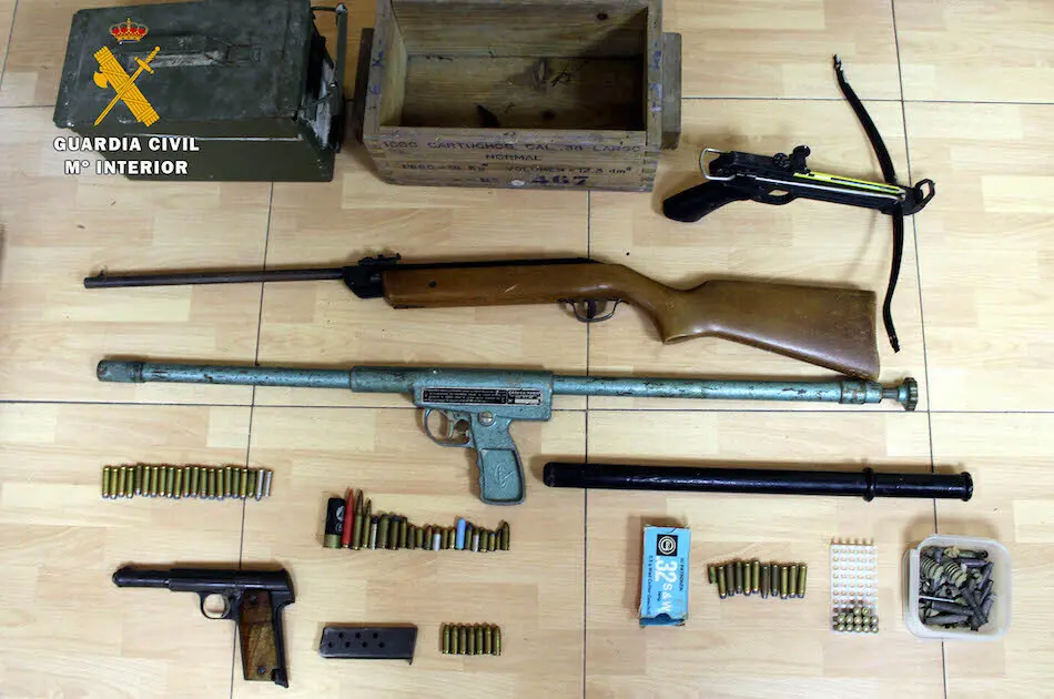 Diversas armas y cartucher&iacute;a encontrado en el domicilio. / OPC
