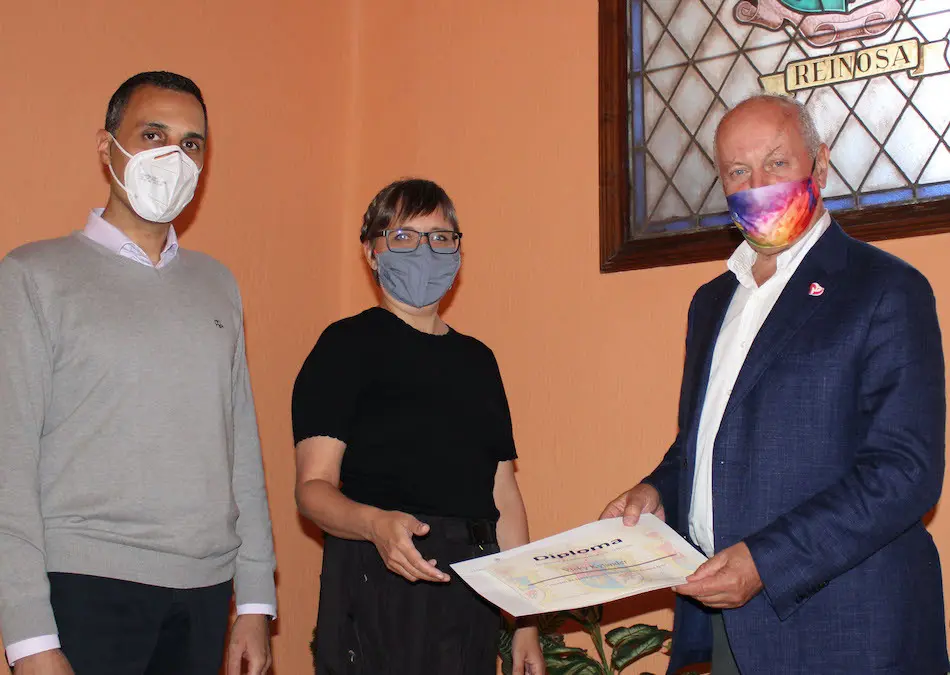 Entrega del premio del Concurso Nacional de Pintura Casimiro Sainz a Vicky Kylander de la mano del Alcalde  de Reinosa. / ALERTA