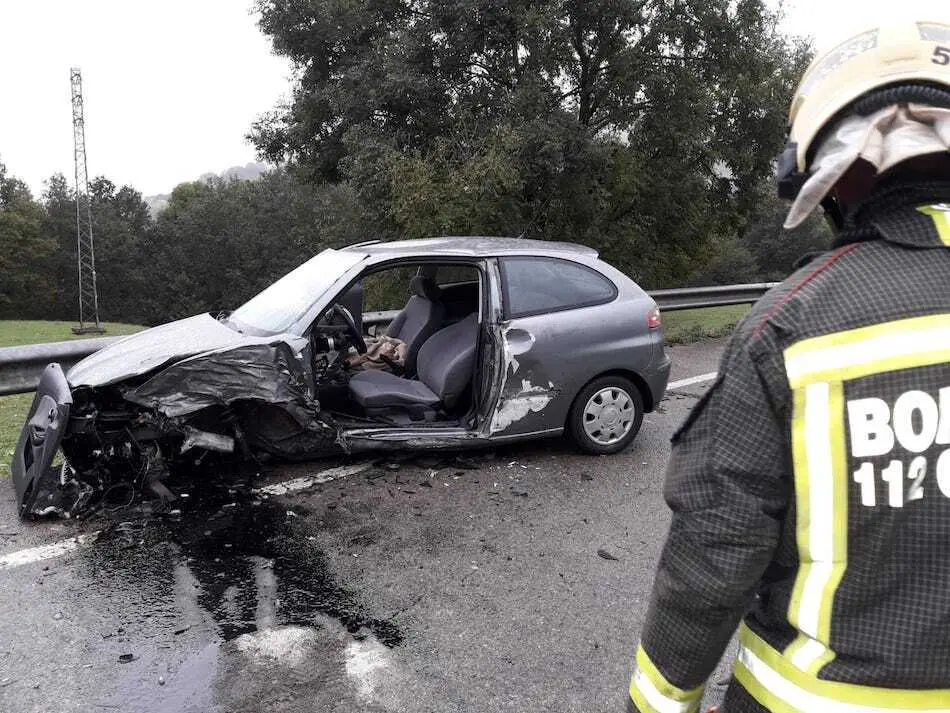 Colisi&oacute;n de dos veh&iacute;culos en Villacarriedo.
