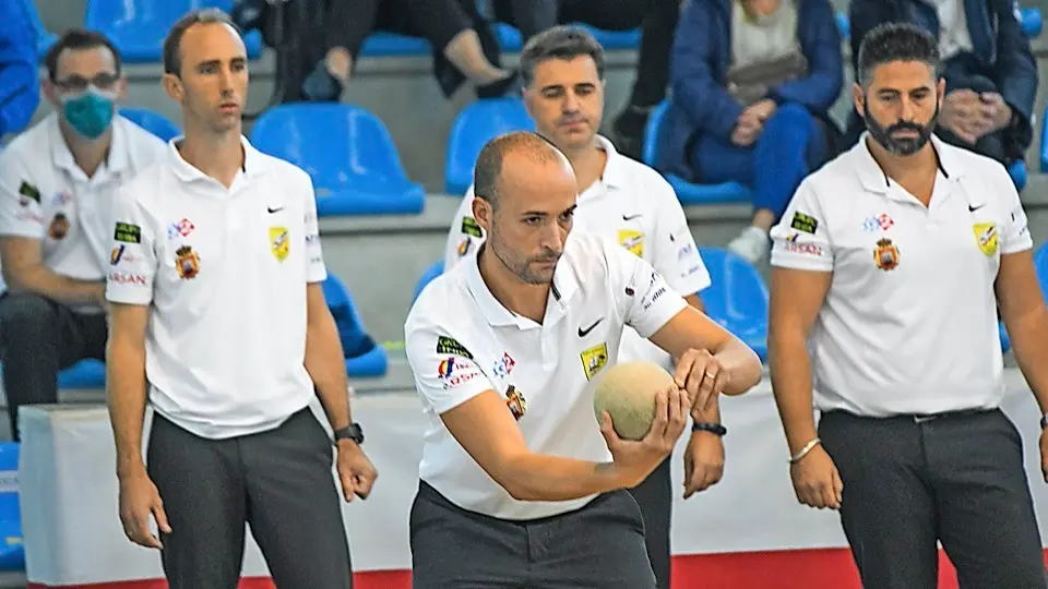 Mario R&iacute;os se dispone a birlar ante la mirada de sus compa&ntilde;eros, Eduardo Herrera, Federico D&iacute;az, &Oacute;scar Cianca e Isaac Navarro, ayer en Cueto. / Hardy