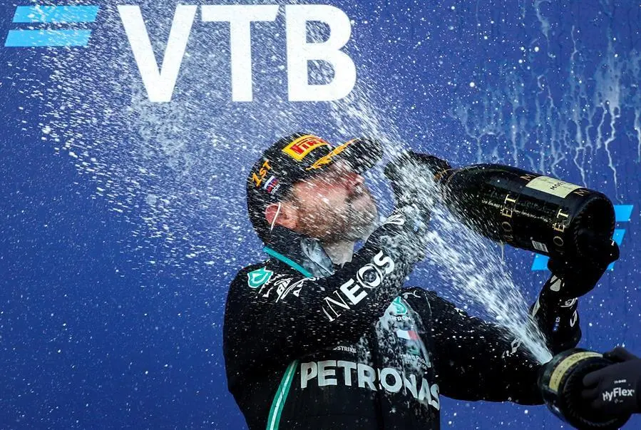 El piloto finland&eacute;s de F&oacute;rmula Uno Valtteri Bottas de Mercedes-AMG Petronas celebra en el podio tras ganar el Gran Premio de F&oacute;rmula Uno de Rusia en la pista de carreras de Sochi, Rusia, el 27 de septiembre de 2020. (F&oacute;rmula Uno, Rusia) EFE / EPA / Bryn Lennon / Piscina